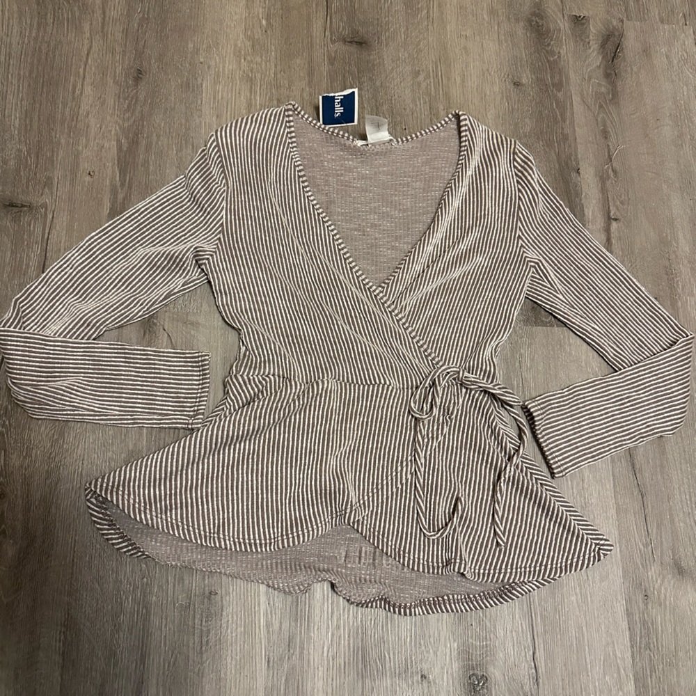 New Sz medium vneck shirt
